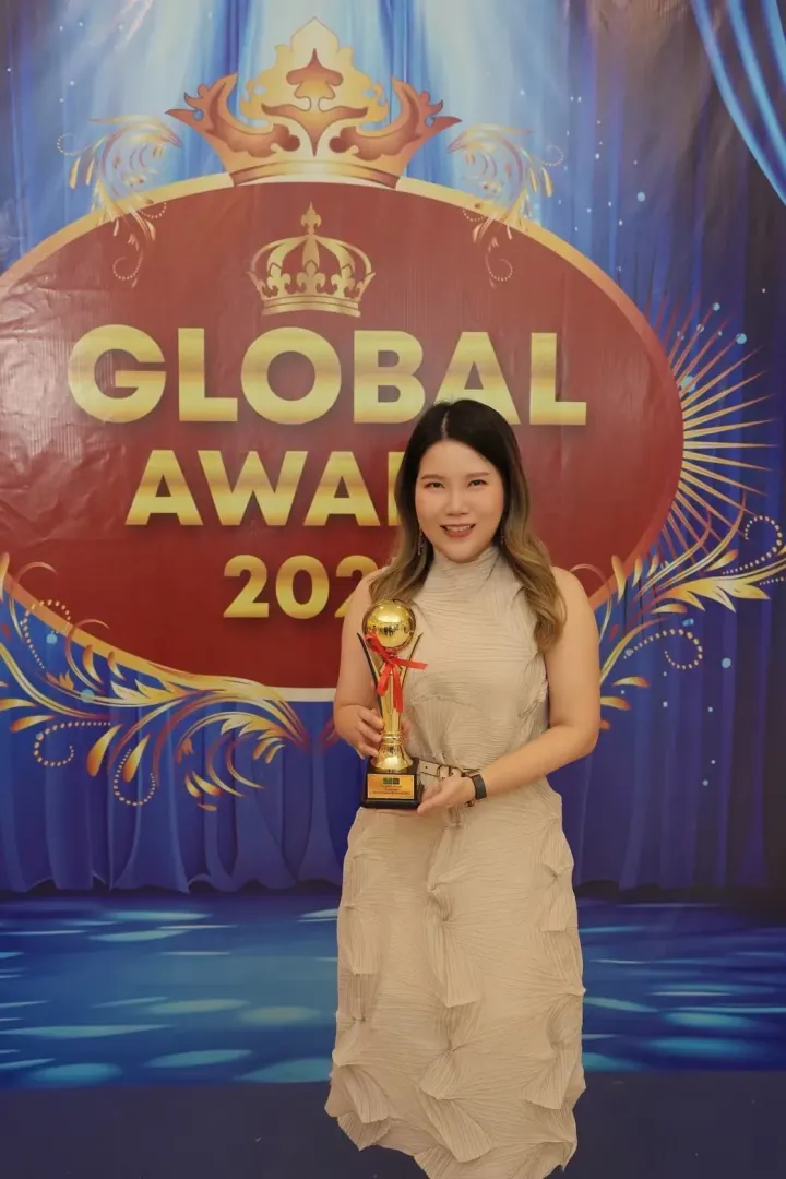 Dr. Waleerat with Global Award 2025 trophy