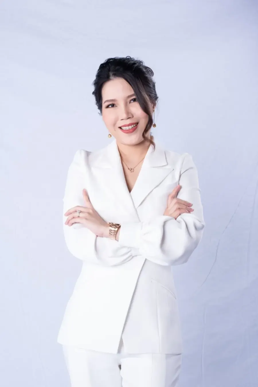 د. واليرات ثاويبنشونغسين — مؤسسة Waleerat Clinic — Live Young, Look Younger
